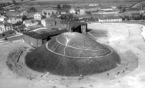 Widok fortu z &amp;quot;lotu ptaka&amp;quot;. WaÂły otaczajÂące kopiec juÂż zlikwidowane. TrwajÂą prace archeologiczne podstawy kopca.