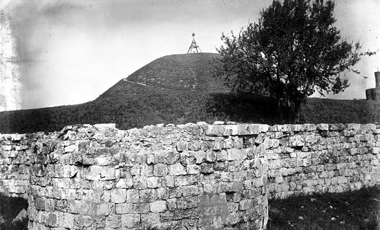 Widok fortu przed zniesieniem waÂłĂłw otaczajÂących kopiec.