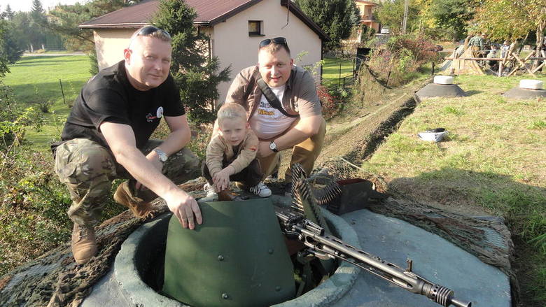 Dariusz KrzysztaÂłowski, prezes stowarzyszenia &amp;#8222;Rawelin&amp;#8221; z kilkuletnim Frankiem i jego tatÂą MichaÂłem