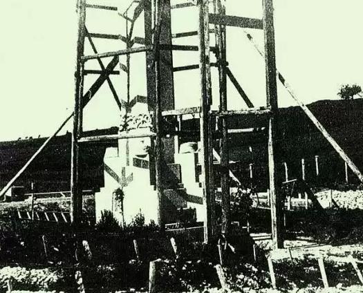 cm. 386 - pierwotny obelisk.JPG