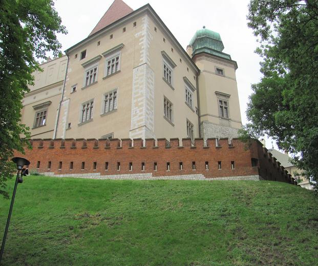 18. Cytadela Wawel - zĂŞby muru od stronu BernardynĂłw.JPG