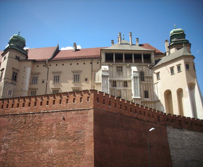13. Cytadela Wawel - mur kamienny przechodzi w ceglany.JPG
