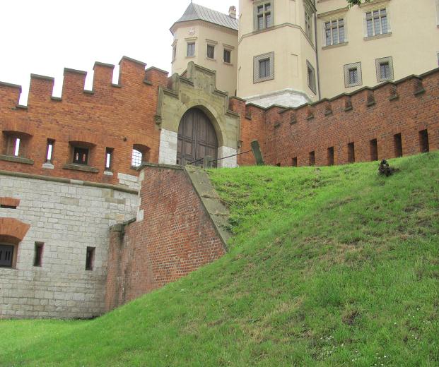 8. Cytadela Wawel - Kurza Stopka oraz pozamykana brama.JPG