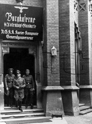 Gubernator Hans Frank (w Âśrodku) w otoczeniu ofcerĂłw opuszcza koszary puÂłku SS Totenkopf i kompanii kurierĂłw NSKK ktĂłre znajdujÂą siĂŞ na Zamku KrĂłlewskim w Krakowie.