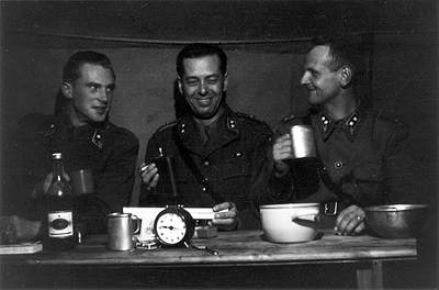 Ensign Sture Stigson, porucznik William Planck (duĂąski dobrowolne) i porucznik Ake Kretz.jpg