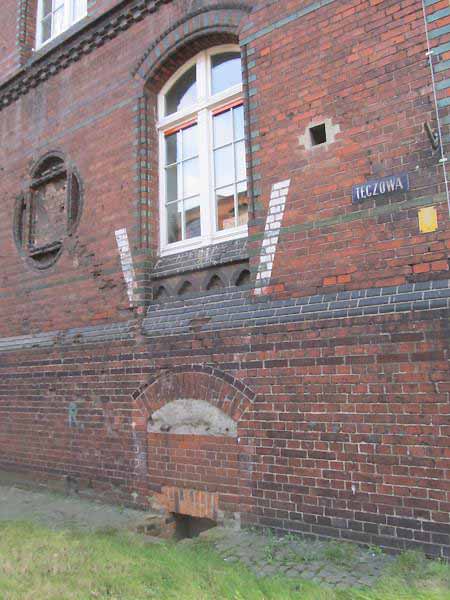 WrocÂław LSR - ul. TĂŞczowa 60, szkoÂła (1).jpg