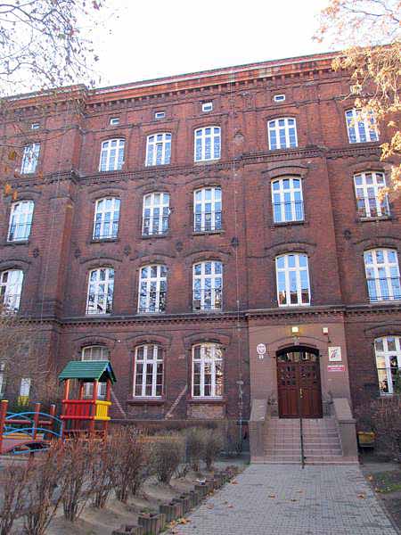 WrocÂław LSR - ulica Juliana Ursyna Niemcewicza 4 - budynek przedszkola (2).jpg