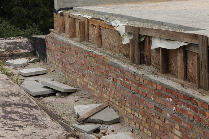 PÂłyty chodnikowe juÂż walajÂą siĂŞ luzem zrzucone przez kogoÂś na goÂłe sklepienia.