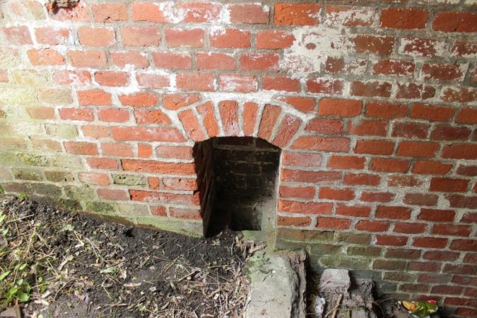 Niszka z szybikiem wentylac. przy wejÂściu - jakie miaÂła przeznaczenie?